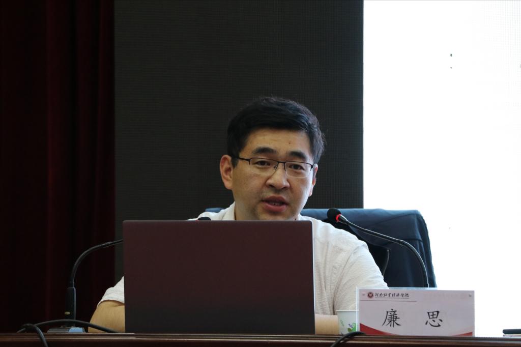 为新葡萄官网“青马班”学员作专题报告